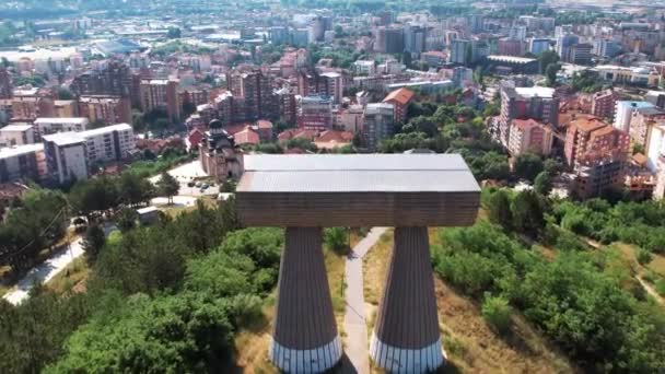 Aérea Mitrovica Con Monumento Primer Plano Una Vista Ciudad — Vídeos de Stock
