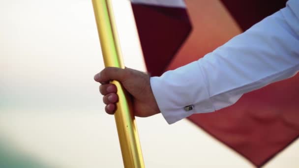 Rytíř Držící Katarskou Vlajku Koni Poblíž Moře Katarské Poušti — Stock video