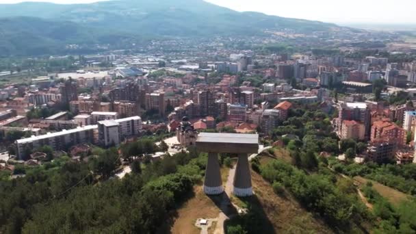 Luchtfoto Van Het Monument Spomenik Mitrovica Kosovo — Stockvideo