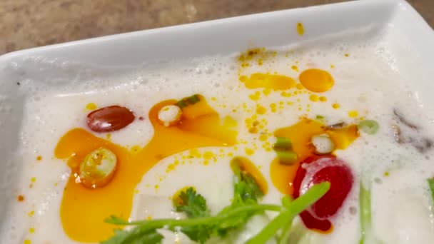Tom Kha Gai Thai Çorbası Beyaz Bir Kase Içinde Geri — Stok video
