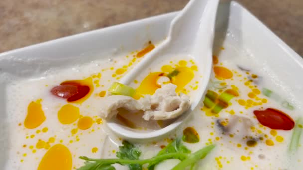 タイ料理の背景 人気鶏やエビを使ったタイのココナッツミルクスープ スープ — ストック動画