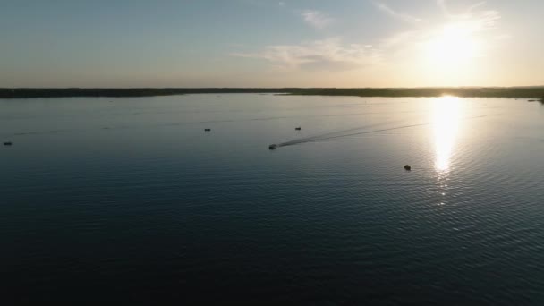 Drohnenaufnahmen Von Booten Auf Einem Großen See Mit Sonnenuntergang Hintergrund — Stockvideo