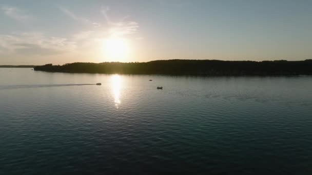 Drone Orbitando Tiro Das Silhuetas Barcos Pesca Pontões Lago Pôr — Vídeo de Stock