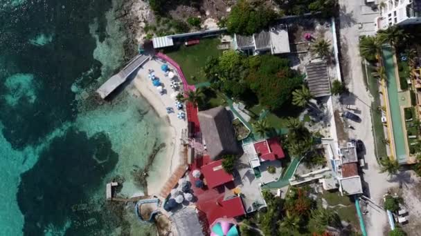 Ένα Drone Πλάνο Ενός Όμορφου Beach Club Στο Όμορφο Νησί — Αρχείο Βίντεο