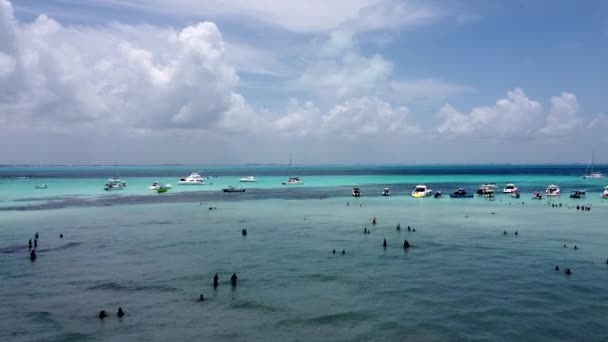 在墨西哥坎昆的妇女岛 一个美丽的游泳胜地的倾斜的照片 人们都喜欢在北滩游泳 — 图库视频影像