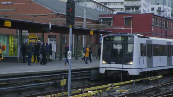 Tramvajová Dráha Oslo Vjíždí Terminálu Chodci Pasažéry Majorstuenu — Stock video