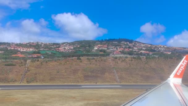 天气晴朗时准备从马德拉机场起飞的Easyjet飞机的靠窗座位视图 — 图库视频影像