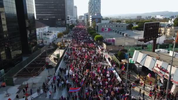 在美国洛杉矶举行的庆祝亚美尼亚独立日游行的空中照片 — 图库视频影像