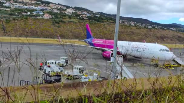 Αεροπλάνο Wizz Air Σταθμευμένο Αναμονή Στο Αεροδρόμιο Και Όχημα Αποσκευών — Αρχείο Βίντεο