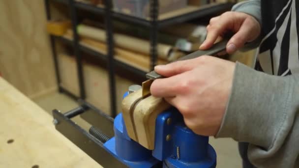 Man Hands Deburring Edge Brass Plate Gripped Vise Remove Fine — Stok Video