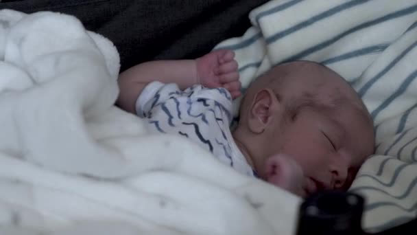 Shaved Newborn Baby Boy Sleeping Crib Startured Reflex Доллі Зліва — стокове відео