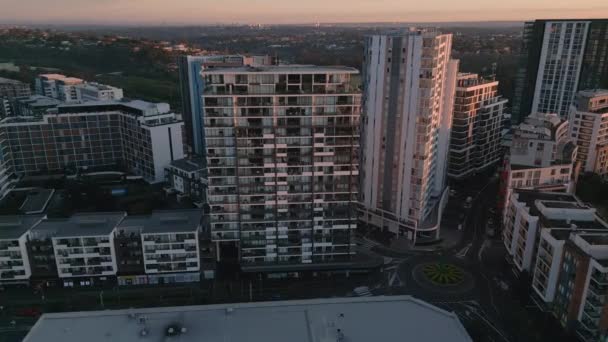 Kompleks Apartamentów Mieszkalnych Anteny Zachodzie Słońca Zoom Dolly Efekt Widok — Wideo stockowe