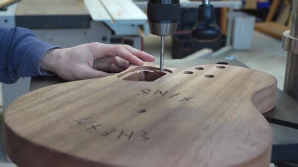 木製カバープレート用ギター職人掘削穴 クローズアップ — ストック動画