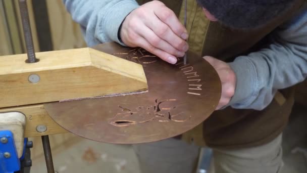 Creación Una Placa Cubierta Para Nuevo Instrumento Musical Hecho Mano — Vídeos de Stock