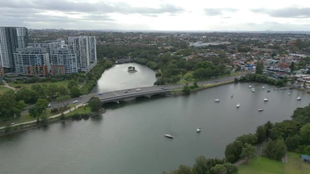 Légi Kilátás Sydney Déli Külvárosában Szomszédságában Egy Kétirányú Híd Folyócsatorna — Stock videók