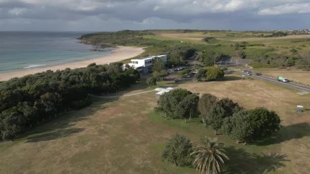 Vuelo Aéreo Sobre Parque Recreo Con Campo Verde Junto Una — Vídeo de stock