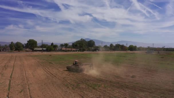 Disparo Aéreo Bajo Después Tractor Mientras Araña Campo Valle Central — Vídeos de Stock