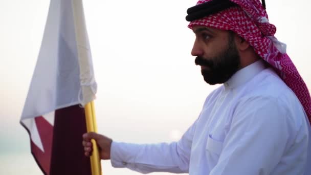 Een Ridder Een Paard Met Qatar Vlag Buurt Van Zee — Stockvideo