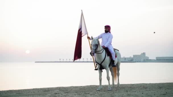 Ein Ritter Auf Einem Pferd Mit Katar Flagge Der Nähe — Stockvideo