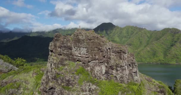 Femme Voyageuse Debout Sur Crouching Lion Rock Hawaï Révélation Aérienne — Video