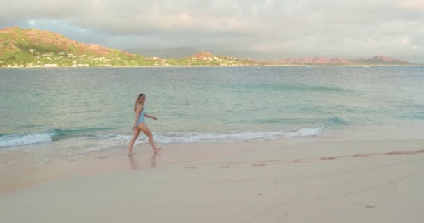 Giovane Ragazza Bionda Costume Bagno Cammina Una Spiaggia Kailua Hawaii — Video Stock