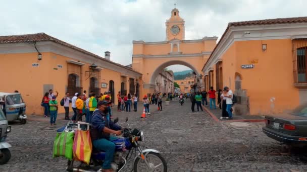 Antigua Guatemala Bulutlu Bir Günde Arka Planda Santa Catalina Kemeri — Stok video
