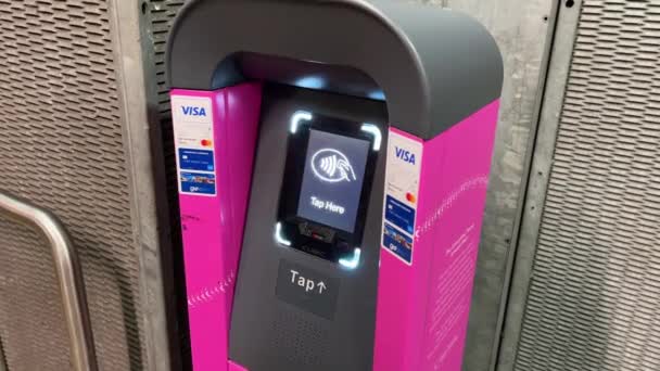 Passenger Tapping Card Ticketing Machine Touch Pagando Tarifas Para Viagem — Vídeo de Stock