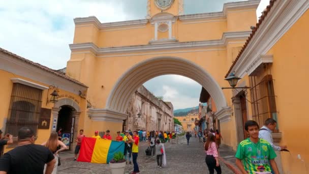 Fotografía Tomada Mientras Caminaba Por Calle Bajo Arco Santa Catalina — Vídeo de stock