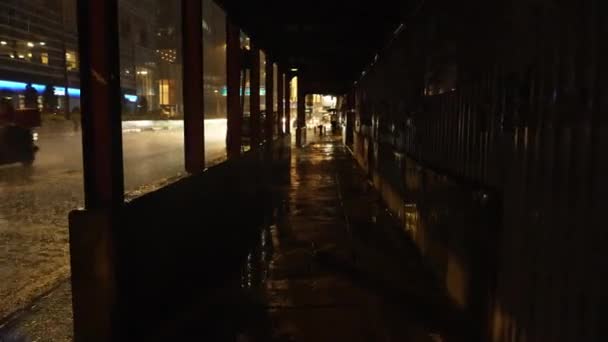 Hongkong 2022年8月10日 労働者は傘を持って歩く 歩道からの大雨の眺め 香港の夜の高速道路や交通機関のシーンです カメラは前に進み — ストック動画