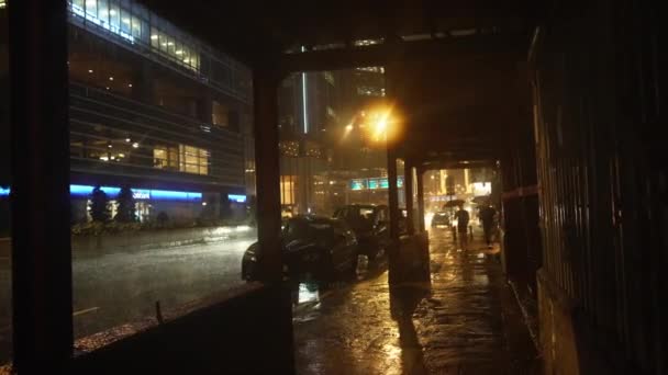 Hongkong Sierpnia 2022 Pracownicy Chodzący Parasolem Widok Ulewnego Deszczu Chodnika — Wideo stockowe