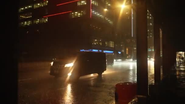 2022年8月10日 由人行道带来的大雨 香港晚上的公路和交通环境 4K视频 相机向后移动 — 图库视频影像
