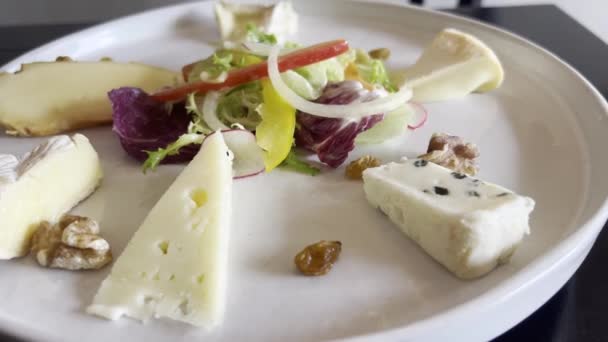 Τυρί Πιατέλα Στο Εστιατόριο Διάφορα Διάσημα Φρέσκα Γαλλικά Προϊόντα — Αρχείο Βίντεο