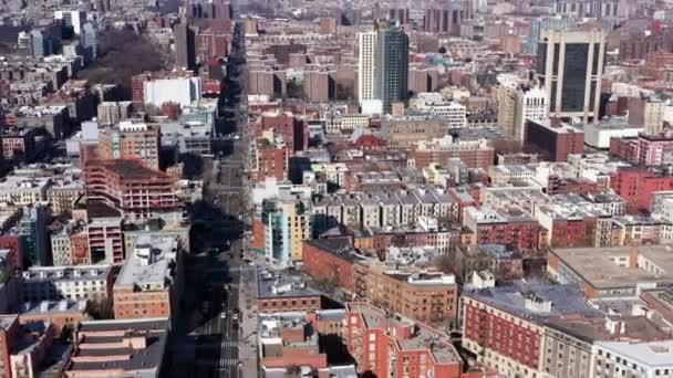 Voo Aéreo Sobre Harlem Nyc Inclina Para Revelar Vista Telhados — Vídeo de Stock