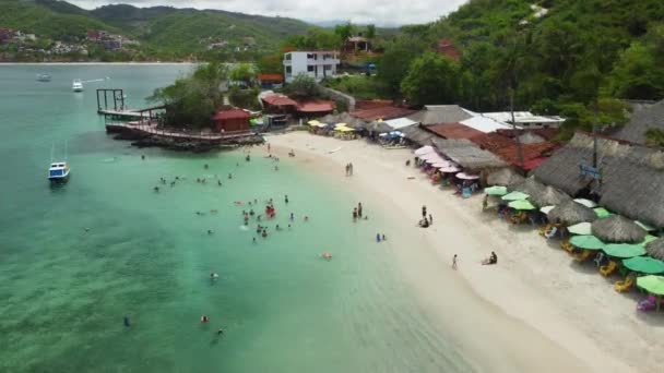 Ενεργό Tropical Παραλία Καθαρό Νερό Και Βουνό — Αρχείο Βίντεο