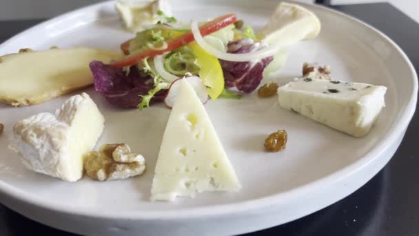 人気のフレンチ商品が並ぶレストランでのチーズプレート5 — ストック動画