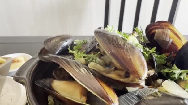 Tradicional Famoso Moules Frites Mejillones Papas Fritas Plato Restaurante — Vídeo de stock