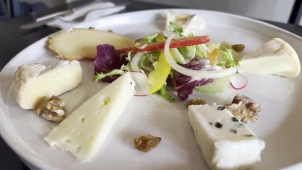 Piatto Formaggio Mostra Nel Ristorante Con Vari Famosi Prodotti Francesi — Video Stock