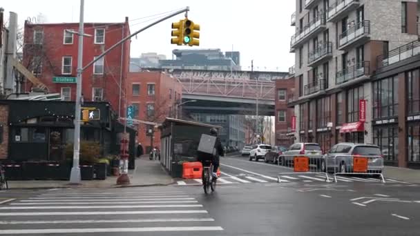 Bicicleta Entrega Cámara Lenta Intersección Nevada Brooklyn Nueva York — Vídeos de Stock