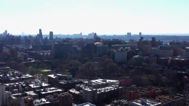 Schnelle Luftaufnahme Über Harlem Nyc Mit Blick Auf Die Kathedrale — Stockvideo