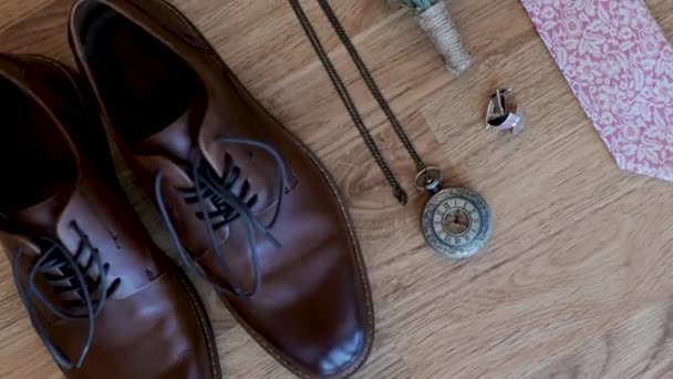 Detalhes Casamento Acessórios Groom Sapatos Abotoaduras Cinto Relógio Boutonniere — Vídeo de Stock