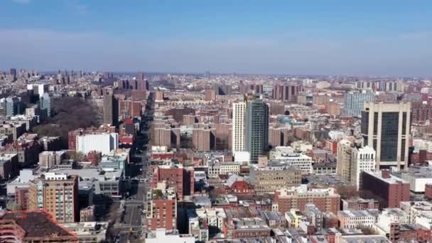 Krótki Lot Nad Harlem Nyc Pokazuje Dachy Pogodny Dzień — Wideo stockowe