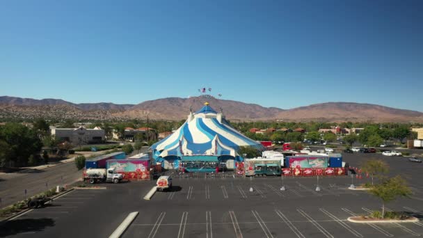 Подорожуючий Цирк Створює Великий Верхній Намет Великому Парковці — стокове відео