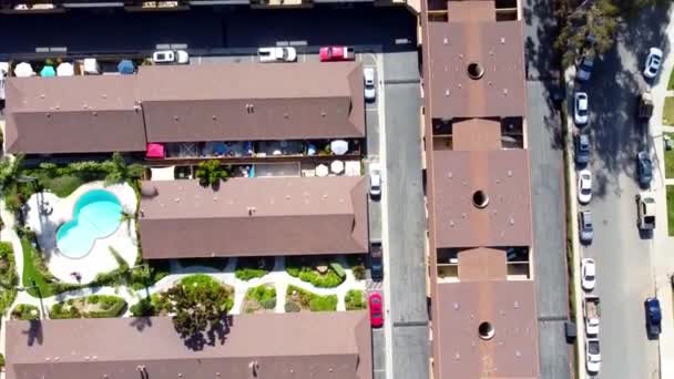 道路上を走行する車とアパートの建物複合体の上に撮影した高ドローン — ストック動画