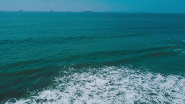 Високий Кут Пострілу Хвиль Котиться Берег — стокове відео