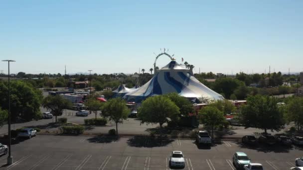 Une Grande Tente Cirque Installée Dans Parking Dans Une Petite — Video