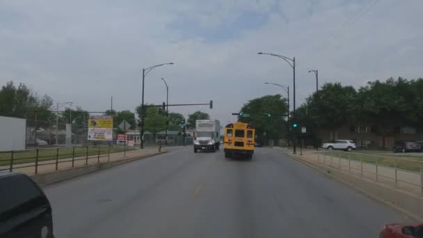 Ciężarówka Pov Czeka Amerykańskiego Żółtego Szkolnego Busa Chicago Illinois — Wideo stockowe