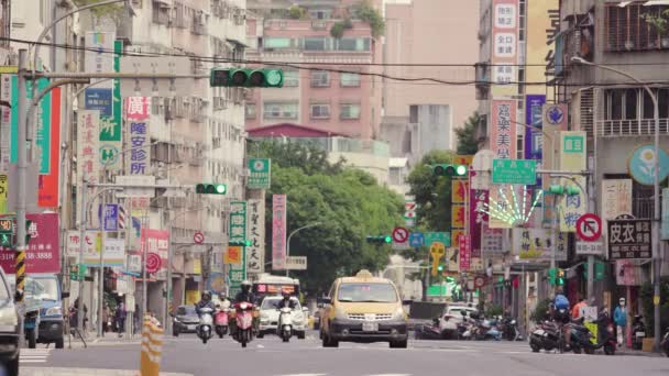 Vista Stradale Con Cartelli Semafori Scooter Che Passano Taipei City — Video Stock