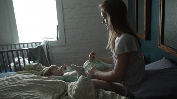 Anya Átöltözteti Kislányát Hálószobában Ágyon — Stock videók