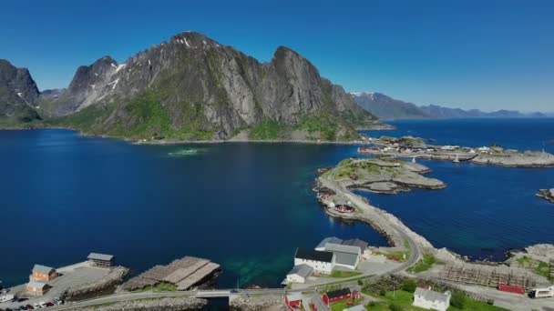 ノルウェー ロフトテン島のオレンイルソヤ島とハムニー島を見下ろす空中ビュー ドローンショット — ストック動画