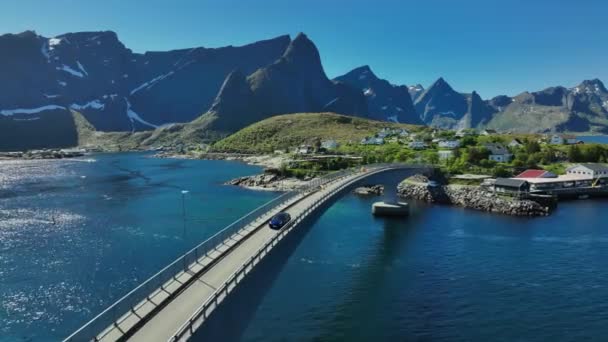 Luftaufnahme Eines Autos Beim Überqueren Einer Brücke Sonnigen Reinefjorden Lofoten — Stockvideo